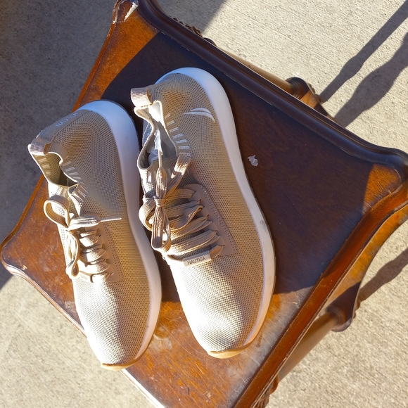 Woman is Nautica shoes s 91 - Picture 3 of 4